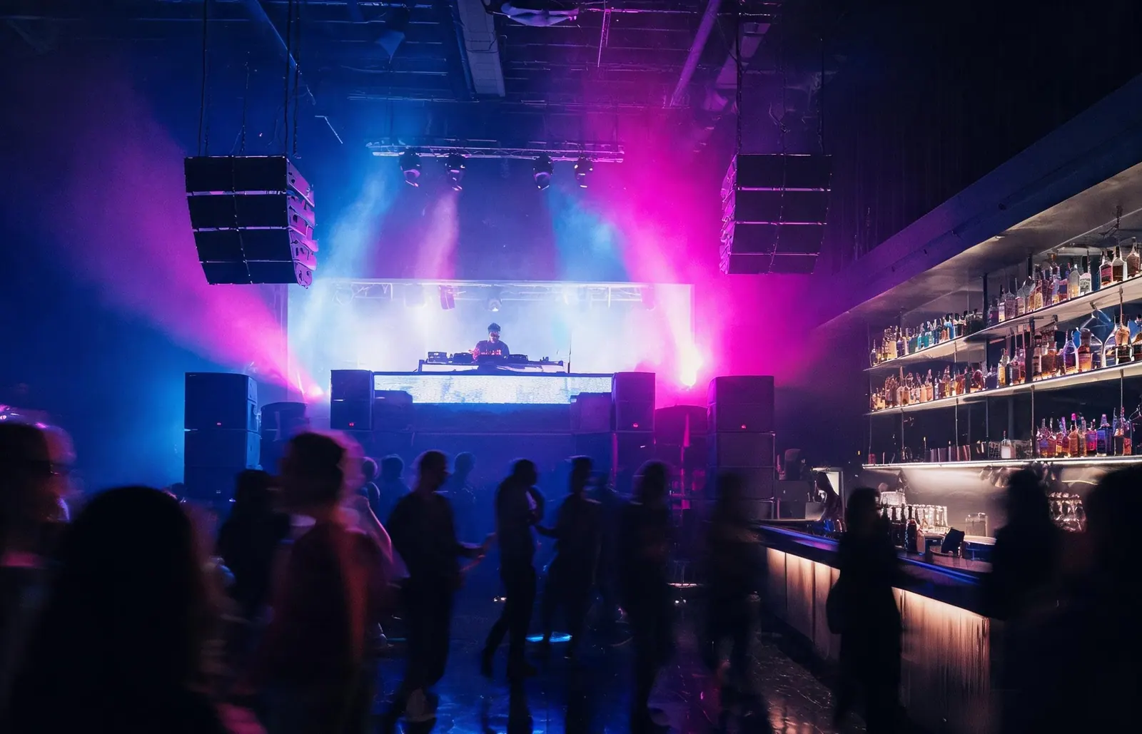 Nightclub and bar PA system for dance floors and live stages